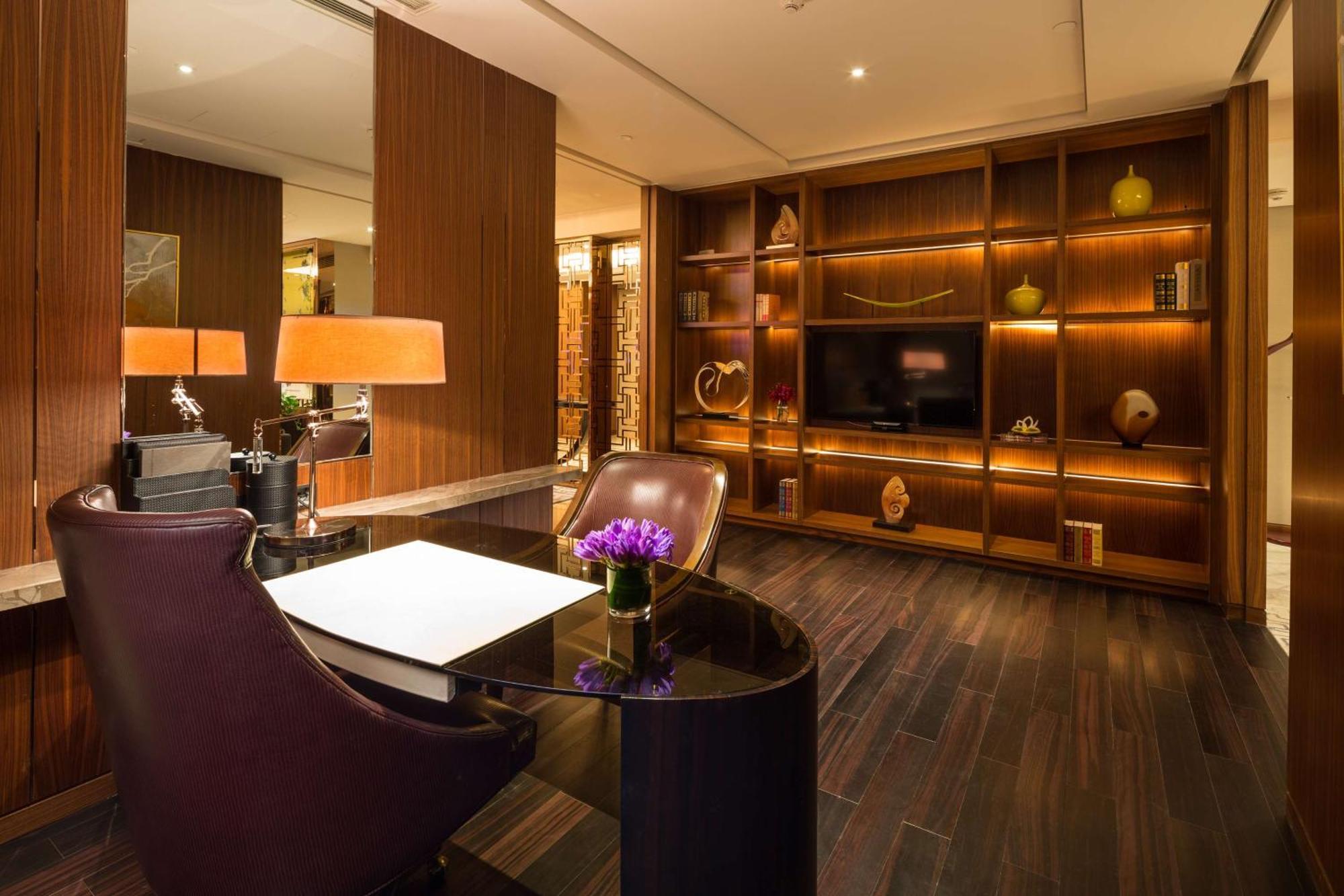 Hilton Урумки Екстериор снимка