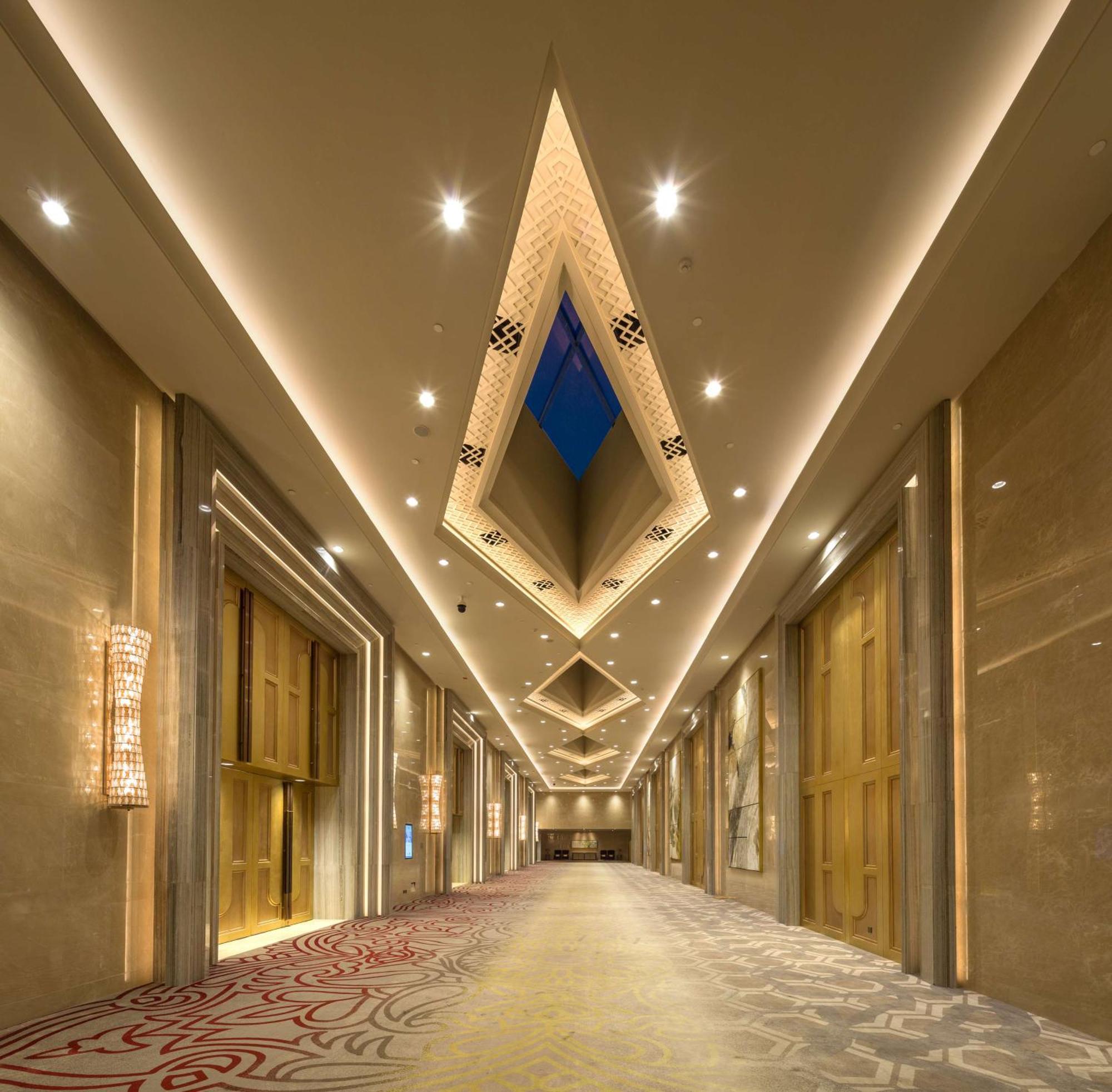 Hilton Урумки Екстериор снимка