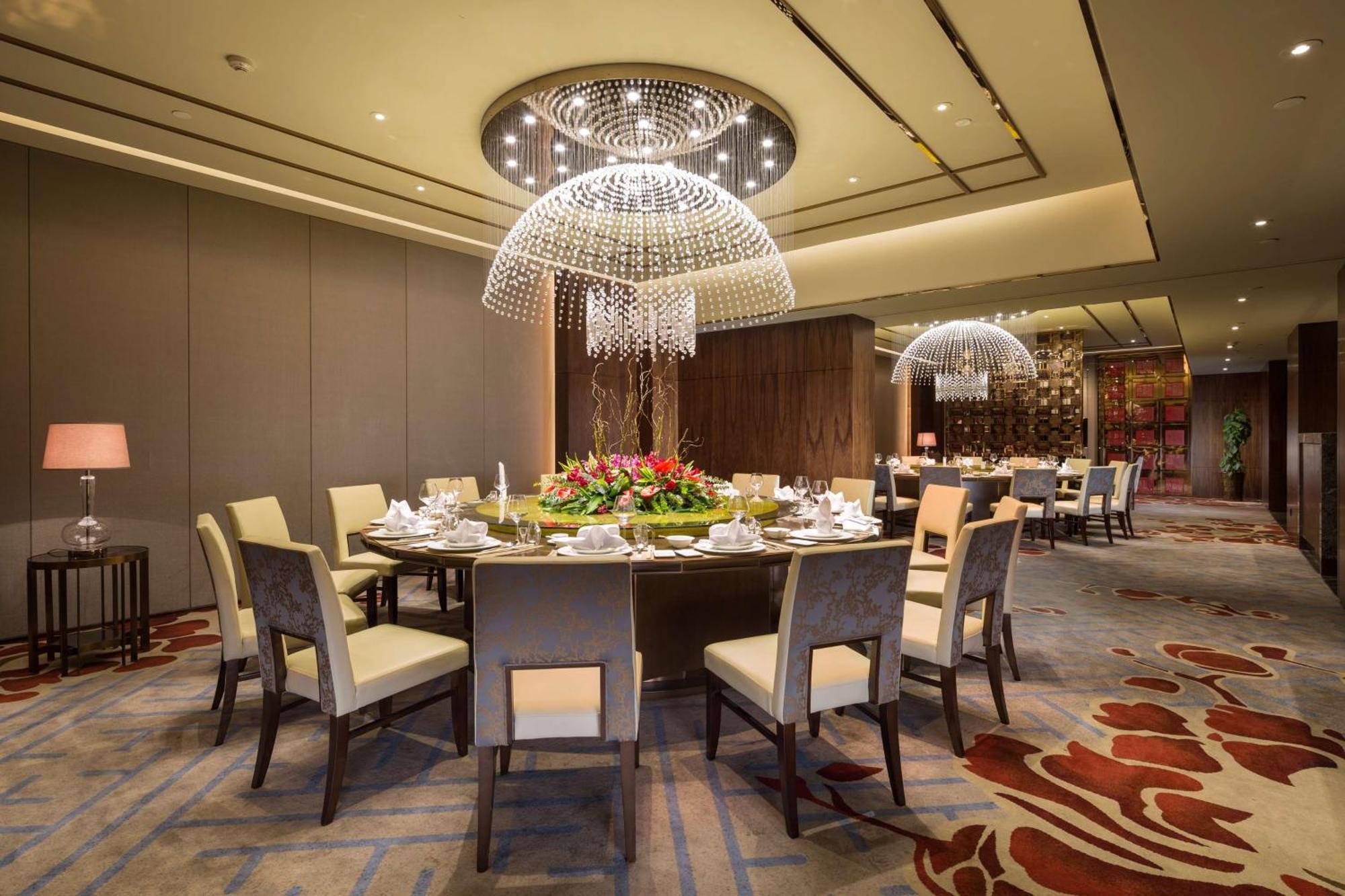 Hilton Урумки Екстериор снимка