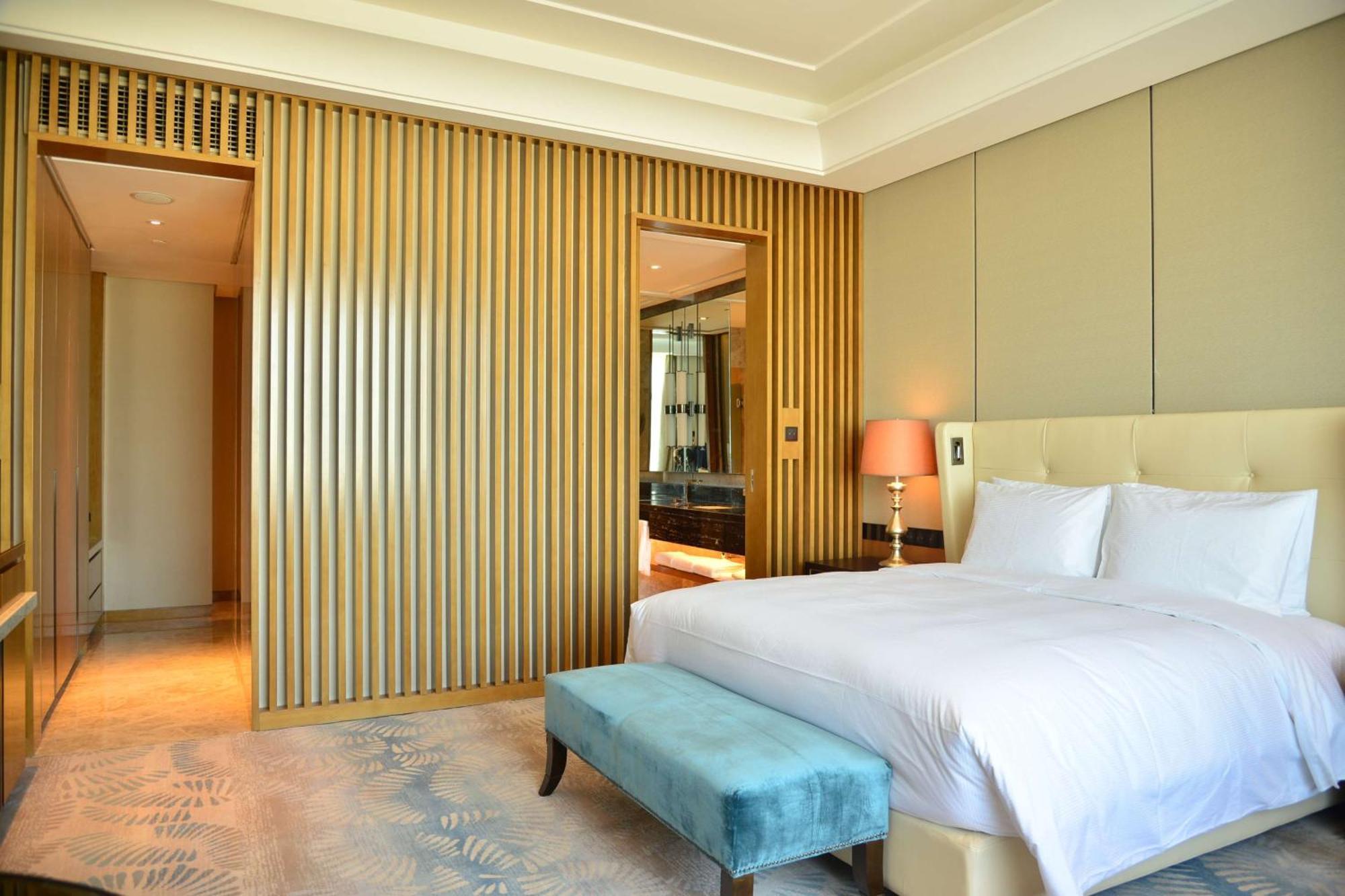 Hilton Урумки Екстериор снимка