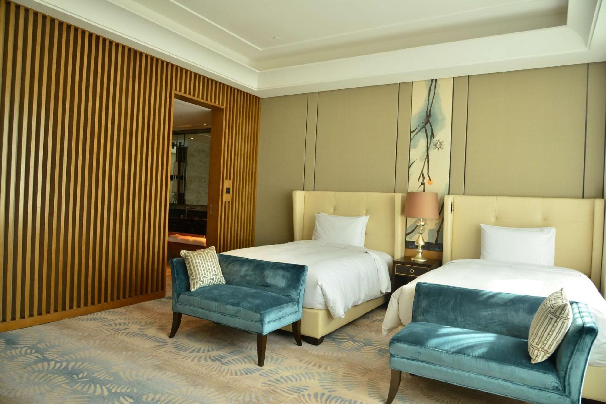 Hilton Урумки Екстериор снимка